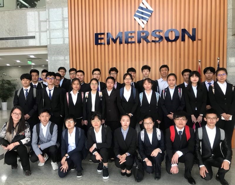 今日看料
部分学生赴艾默生进行生产实习面试